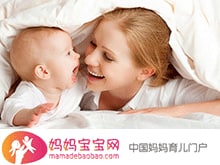 宝宝睡觉蹬被子未必是因为热，还有可能是疾病导致
