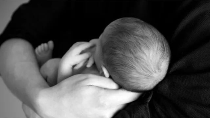 刚出生3天的宝宝，为了纯母乳饿死，科学育儿该听谁的？