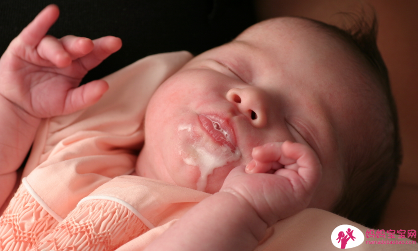 婴儿吐奶是什么原因