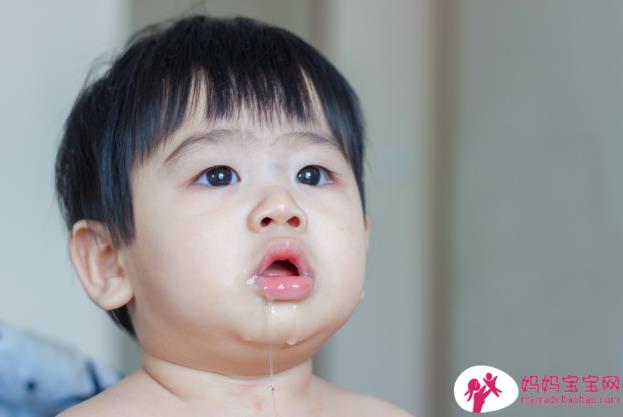 除了长牙，婴儿也会因为这原因口水流不停！婴幼儿流口水的4个照顾方法