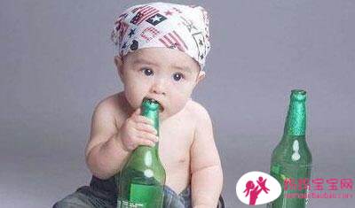 哺乳期间，妈妈可以小酌两杯吗?宝宝健康会亮红灯吗?