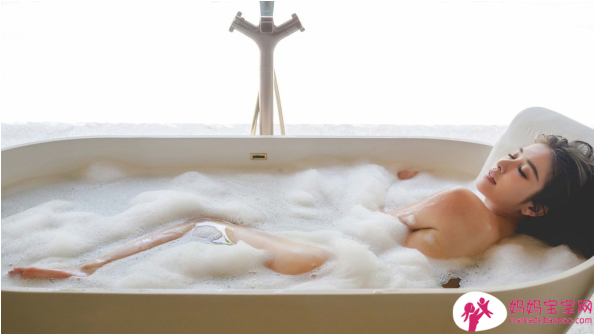 39岁许维恩首推全裸写真集 浴缸性感照美呆了
