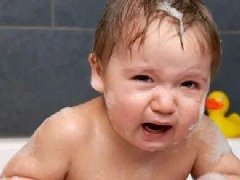 孩子抗拒洗澡怕碰水怎么办？