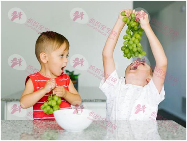 2岁童吃葡萄噎死！幼儿喂食不可不慎！