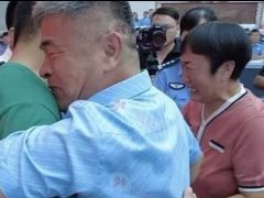 2岁儿家门口玩被拐走，24年后奇迹似找回！失去孩子对父母的伤害有多大？