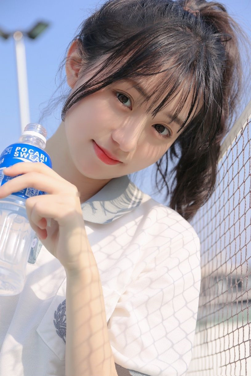 喝宝矿力水得的「超可爱甜妹子」汤音璇「制服美照」太让人恋爱！