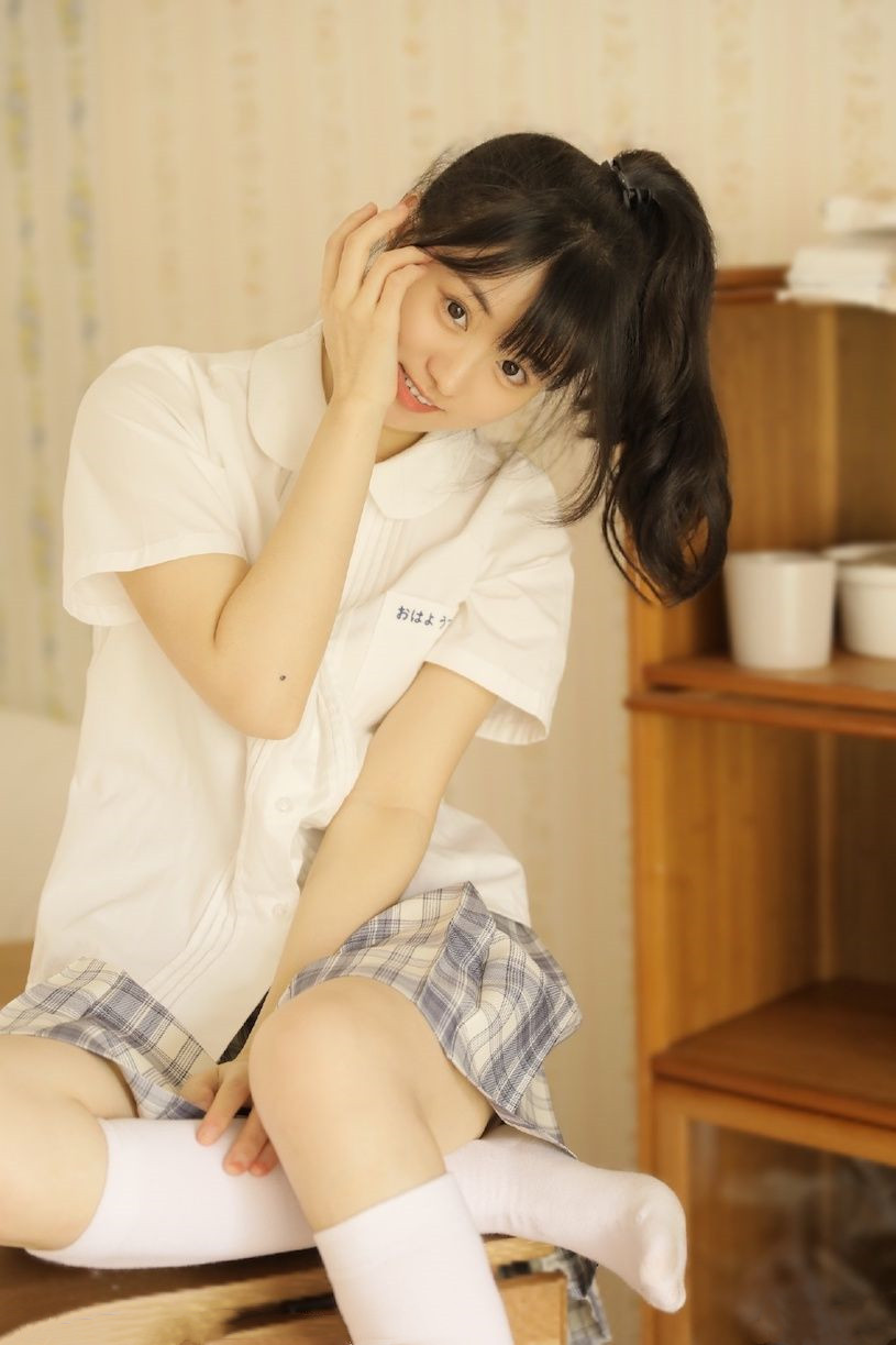 喝宝矿力水得的「超可爱甜妹子」汤音璇「制服美照」太让人恋爱！
