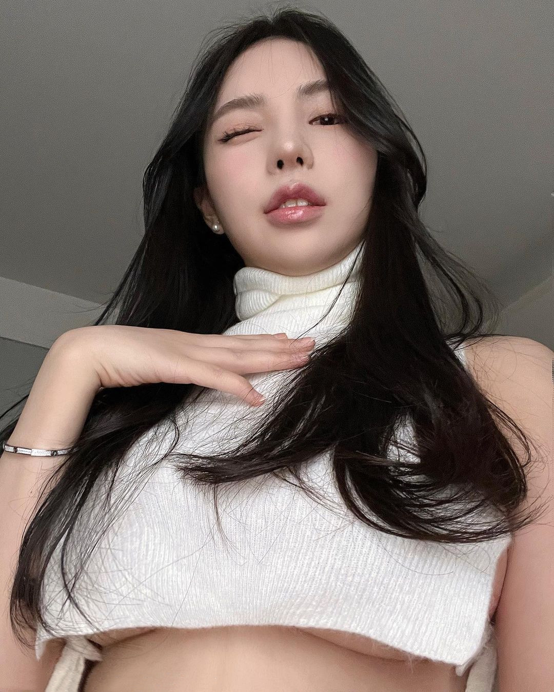 上海正妹Becky居隔在家不穿bra自拍美体露巨乳细腰美腿，网友都想一起隔离了！