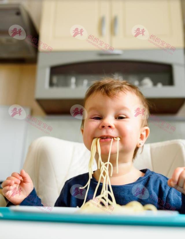 如何培养一个自己吃饭的好宝宝？宝宝自主进食（BLW）全攻略来啦