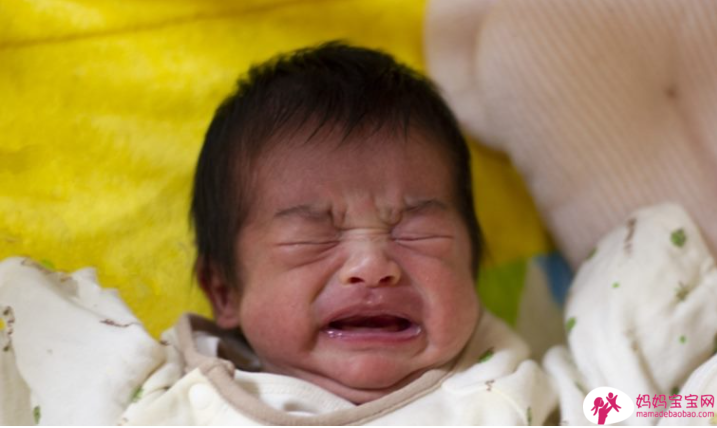 出生40天新生儿呛奶反覆缺氧险死！呛奶必学急救4步骤