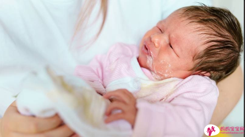 出生40天新生儿呛奶反覆缺氧险死！呛奶必学急救4步骤