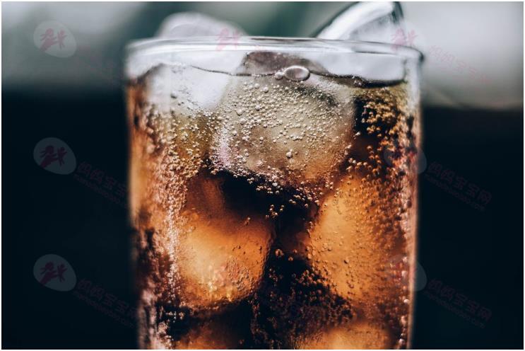 【WH专家说】碳酸饮料喝多了会骨质疏松？ 3种人要避免常喝！