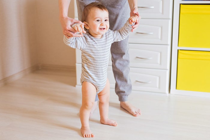 宝宝什么时候开始学走路好？（宝宝学走路的常见误区&教宝宝学走路的正确方
