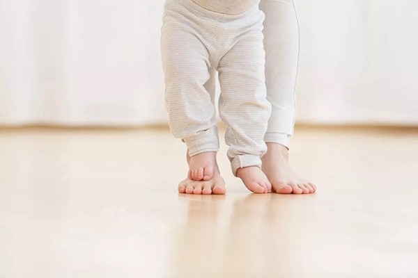 宝宝什么时候开始学走路好？（宝宝学走路的常见误区&教宝宝学走路的正确方