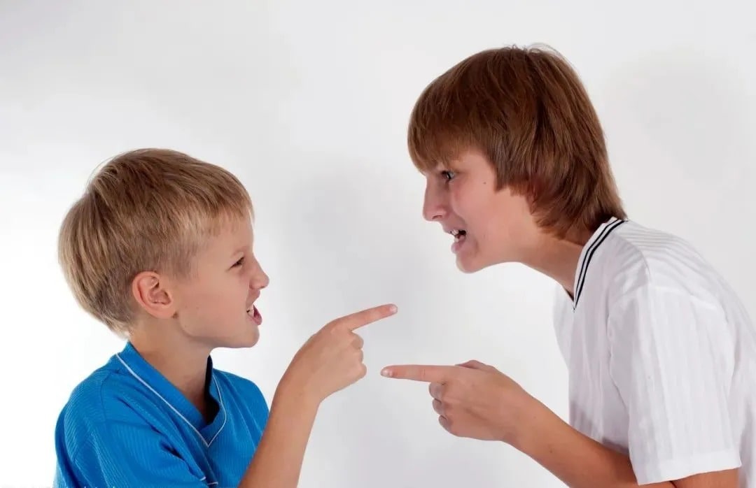 当孩子受到欺负时，父母应该教他“以牙还牙”还是忍气吞声？