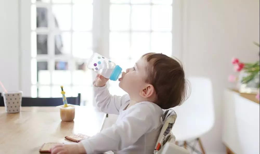 从奶瓶过渡到水杯 – 训练宝宝用水杯喝水