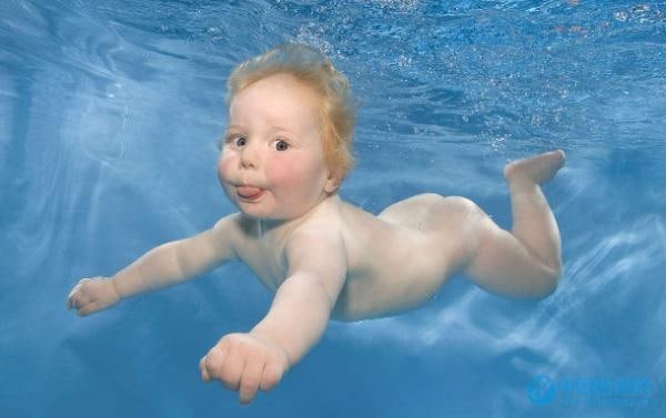 带宝宝游泳的好处及注意事项