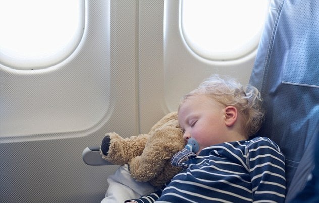 带宝宝坐飞机的攻略（宝宝多大可以坐飞机？）