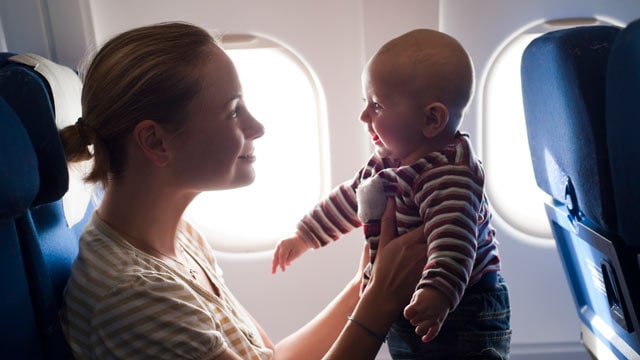 带宝宝坐飞机的攻略（宝宝多大可以坐飞机？）