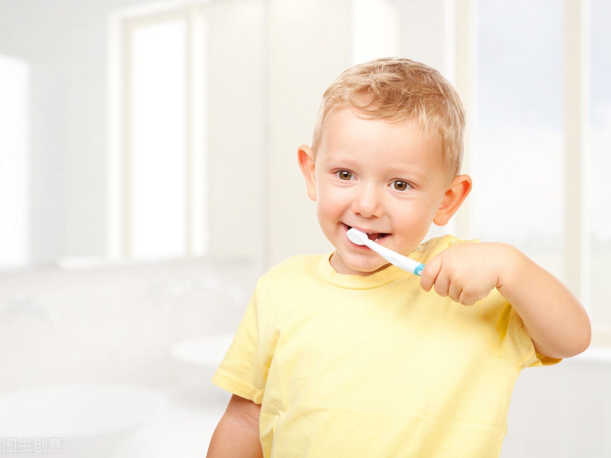 宝宝不爱刷牙怎么办？（宝宝刷牙的正确方法）