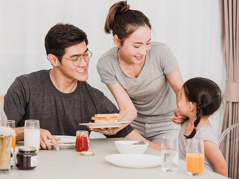 美国家庭的餐桌礼仪教育（从小就训练孩子自己吃饭的能力）