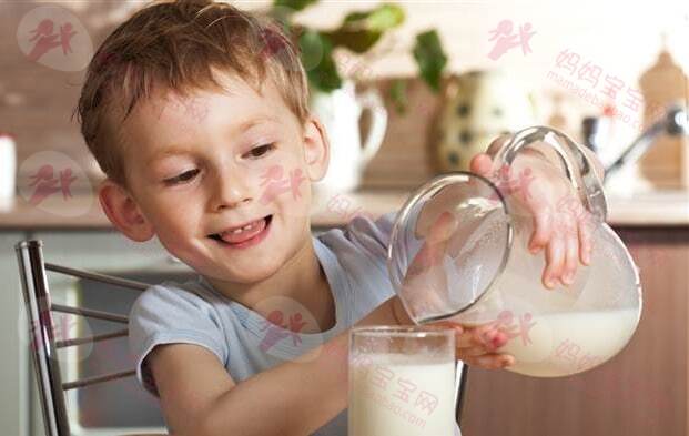 宝宝几岁可以喝牛奶？（关于宝宝喝牛奶的常见问题解答）