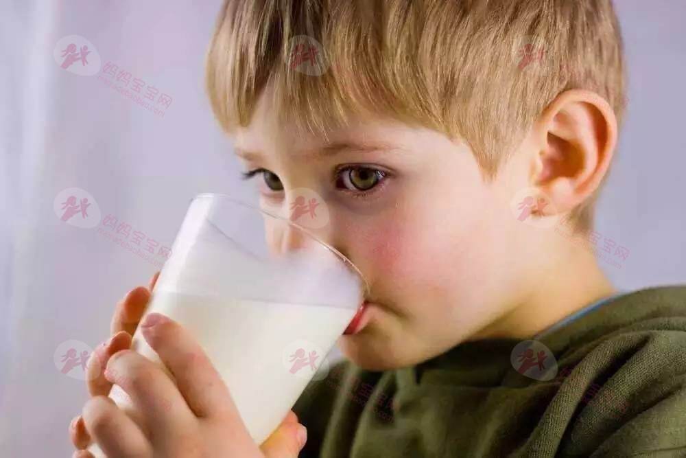 宝宝几岁可以喝牛奶？（关于宝宝喝牛奶的常见问题解答）