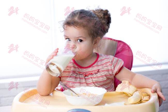 宝宝1岁后就要改喝牛奶吗？能继续喂奶粉或母乳吗？看看美国儿科学会怎么说