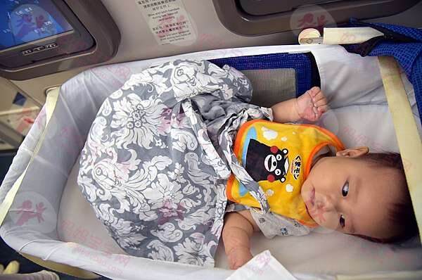 宝宝坐飞机、出门到人多的地方就容易哭闹烦躁？可能他们只是想要一款降噪耳