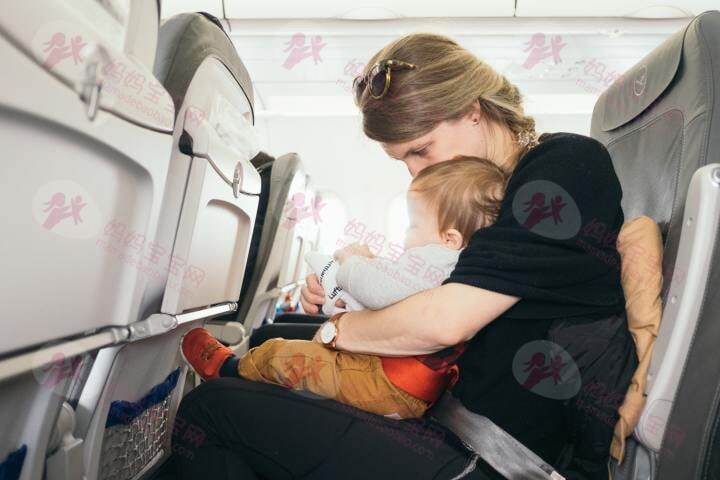 母乳妈妈坐飞机必备指南：飞机上怎么给宝宝喂母乳？吸奶器、母乳能带上飞机