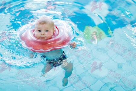宝宝游泳后耳朵不适，常常因为家长忽略了这个小动作