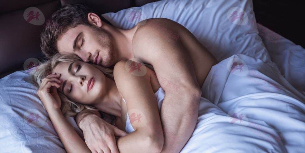 男人这样睡，代表他没把你放心里...从10种「情侣睡姿」看妳感情中的隐藏状况