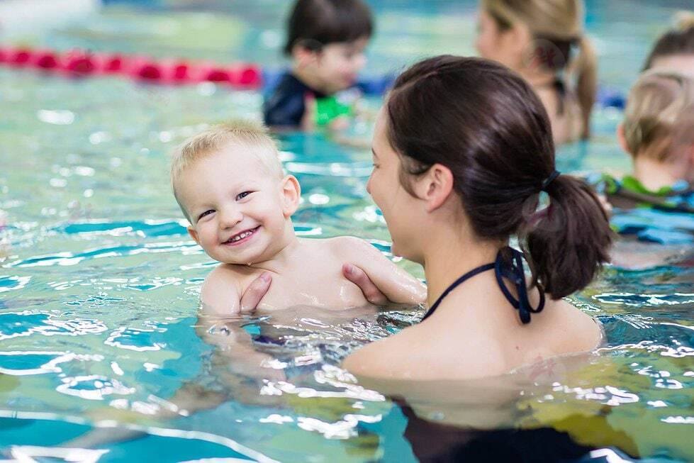 未满1岁的婴儿游泳好不好？原来室内婴儿游泳馆有这些安全隐患……