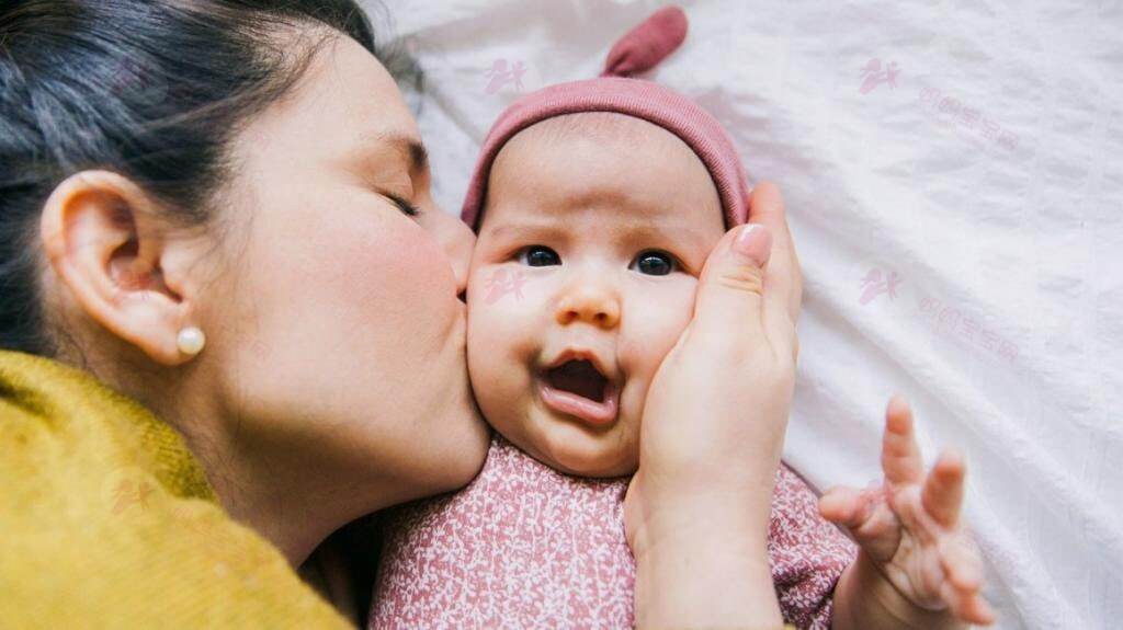 能不能亲吻宝宝？亲吻宝宝会传染哪些细菌和病毒呢？