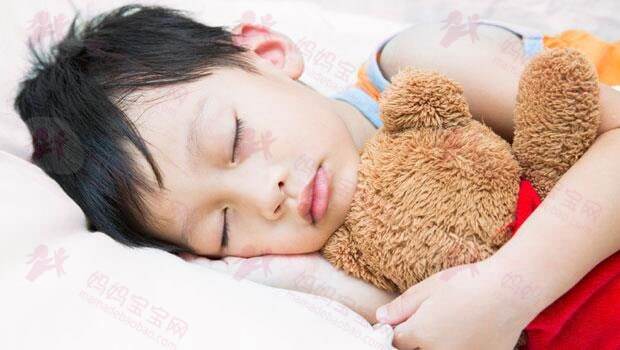 娃睡觉老是磨牙，是因为缺钙还是肚子有虫？