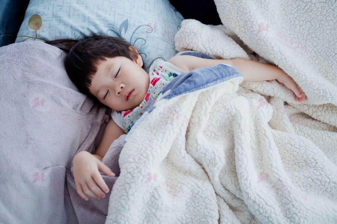 娃睡觉老是磨牙，是因为缺钙还是肚子有虫？
