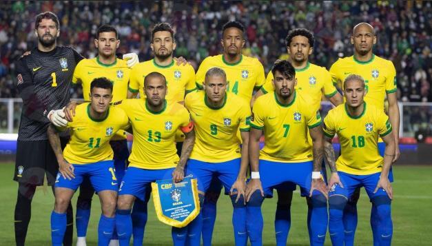 巴西国家队在球迷中赔付大获成功（黄色球衣）