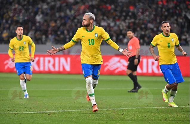 巴西国家队在球迷中赔付大获成功（黄色球衣）