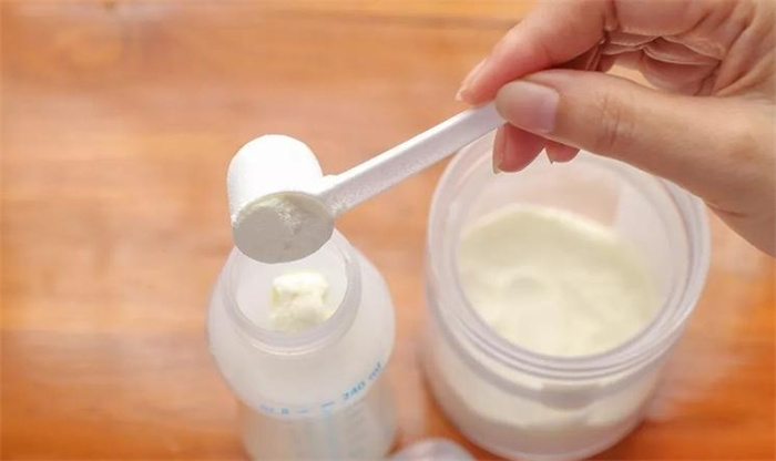 奶水不足别急着加奶粉 母乳不足对婴儿的影响