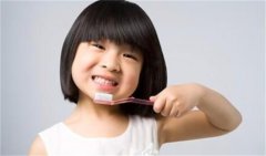 宝宝多大开始刷牙 让宝宝牙齿干干净净的方法（6个月左右）