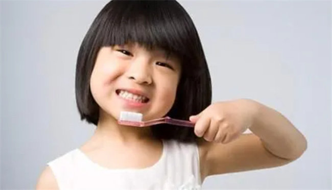 孩子应该在几岁开始学刷牙