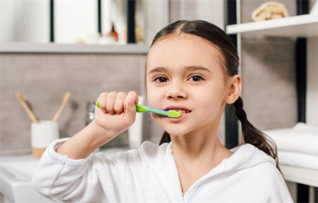 孩子应该在几岁开始学刷牙