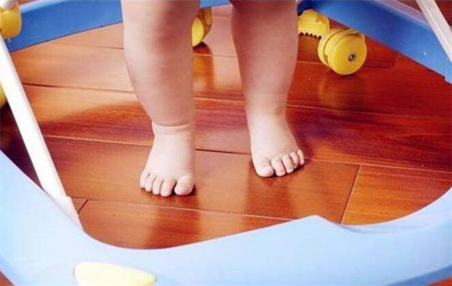 宝宝学走路的时候家长应该注意哪些安全隐患（父母时刻陪伴）