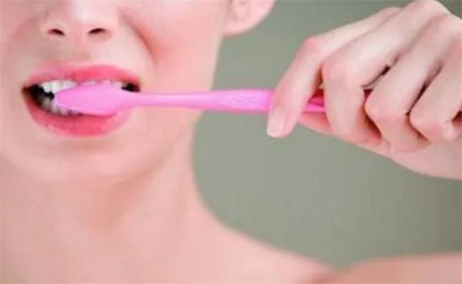 怀孕期间容易牙龈出血是怎么回事（激素增多、口腔卫生不够）