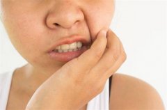 孩子牙龈肿痛应该怎么办（冰块止痛、多喝热水、服用药物等）