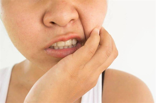 孩子牙龈肿痛应该怎么办（冰块止痛、多喝热水、服用药物等）