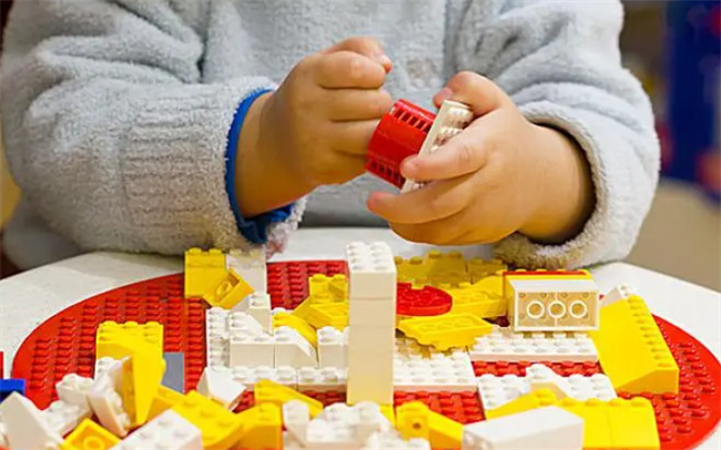 做积木游戏可以提高宝宝的认知能力