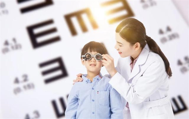 造成孩子近视的主要因素有哪些？（遗传因素和环境因素）