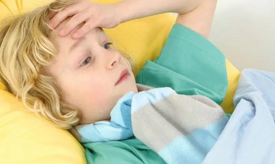 孩子患流脑的症状（上呼吸道感染、寒战、高热）