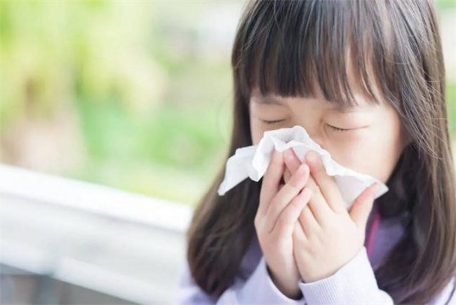孩子总是流鼻涕时的护理方法（热敷，按摩，使用吸鼻器）